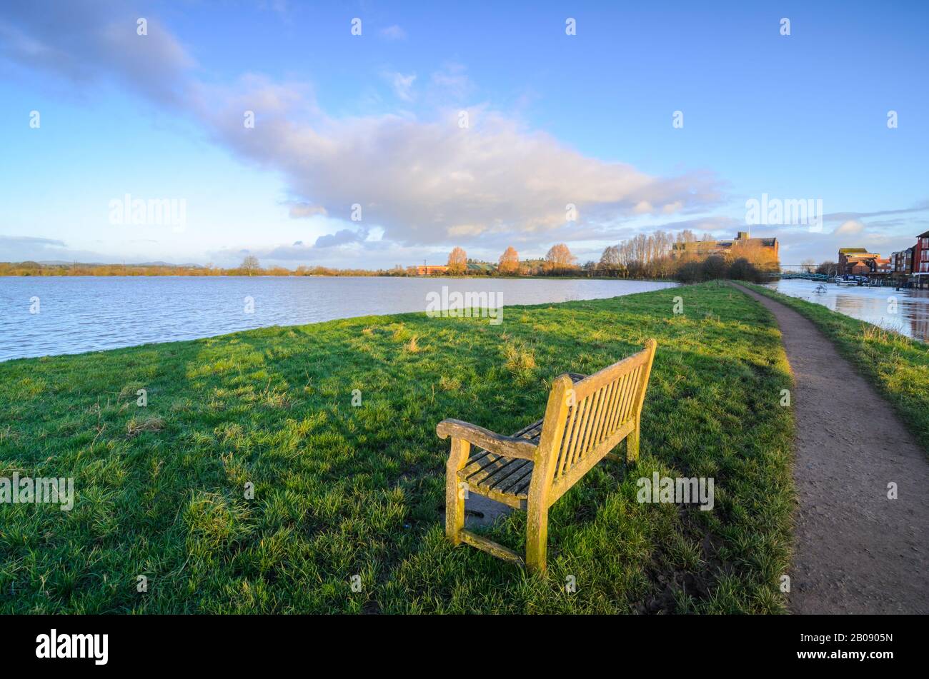 Le pianure alluvionali di Tewkesbury, con una panca vuota in primo piano. Preso durante l'inverno 2019 inondazioni. Foto Stock