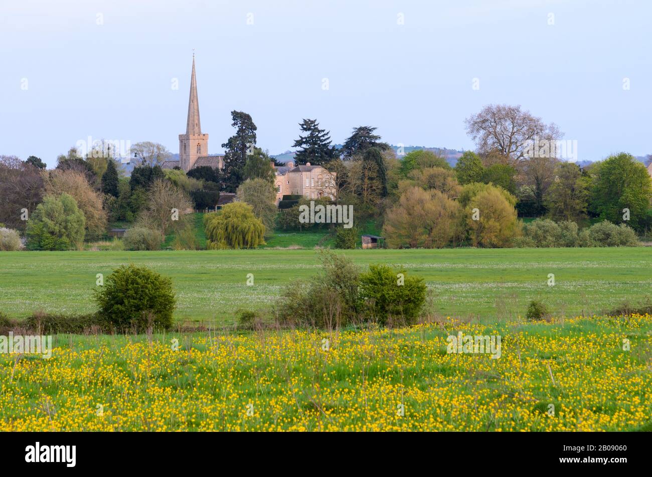 St Giles Church e il Tithe Barn a Bredon, Worcestershire, Inghilterra, Regno Unito Foto Stock