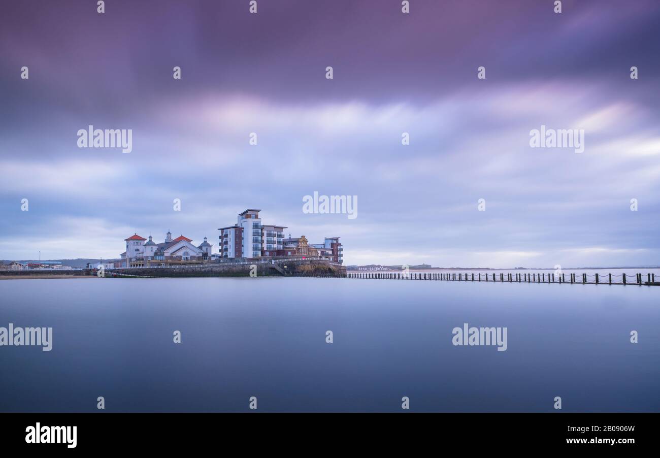 Knightstone Island e la parete del mare per il lago marino a Weston super Mare. Foto Stock