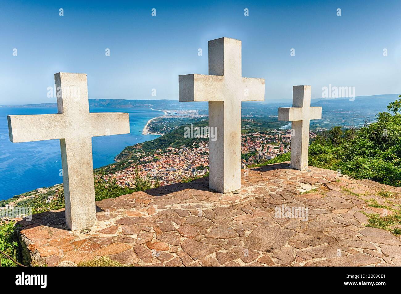 Le tre Iconiche Croci sulla cima del Monte Sant'Elia si affacciano sulla città di Palmi sul Mar Tirreno, in Italia Foto Stock