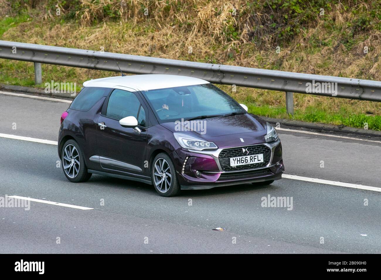 2016 mauve Ds DS3 Prestige Puretech S/S; Regno Unito traffico veicolare, trasporto su strada, veicoli moderni, berline, guida su veicoli, strade e motori, auto a sud sull'autostrada M61 Foto Stock