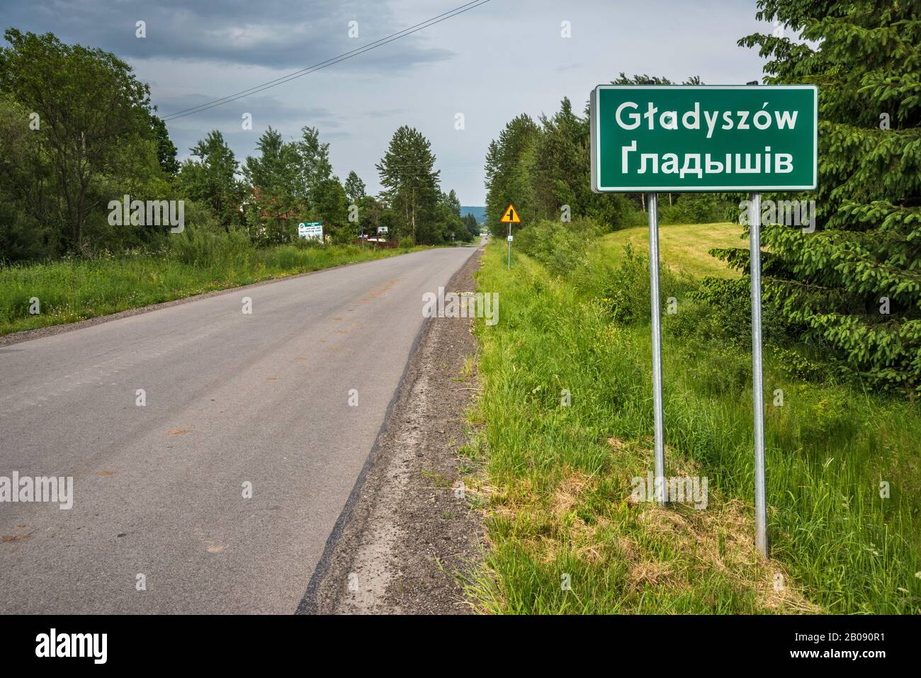 Bilingue, polacco e ucraino, cartello stradale nel villaggio di Gladyszow, Bassa catena montuosa Beskids, Carpazi occidentali, Malopolska, Polonia Foto Stock