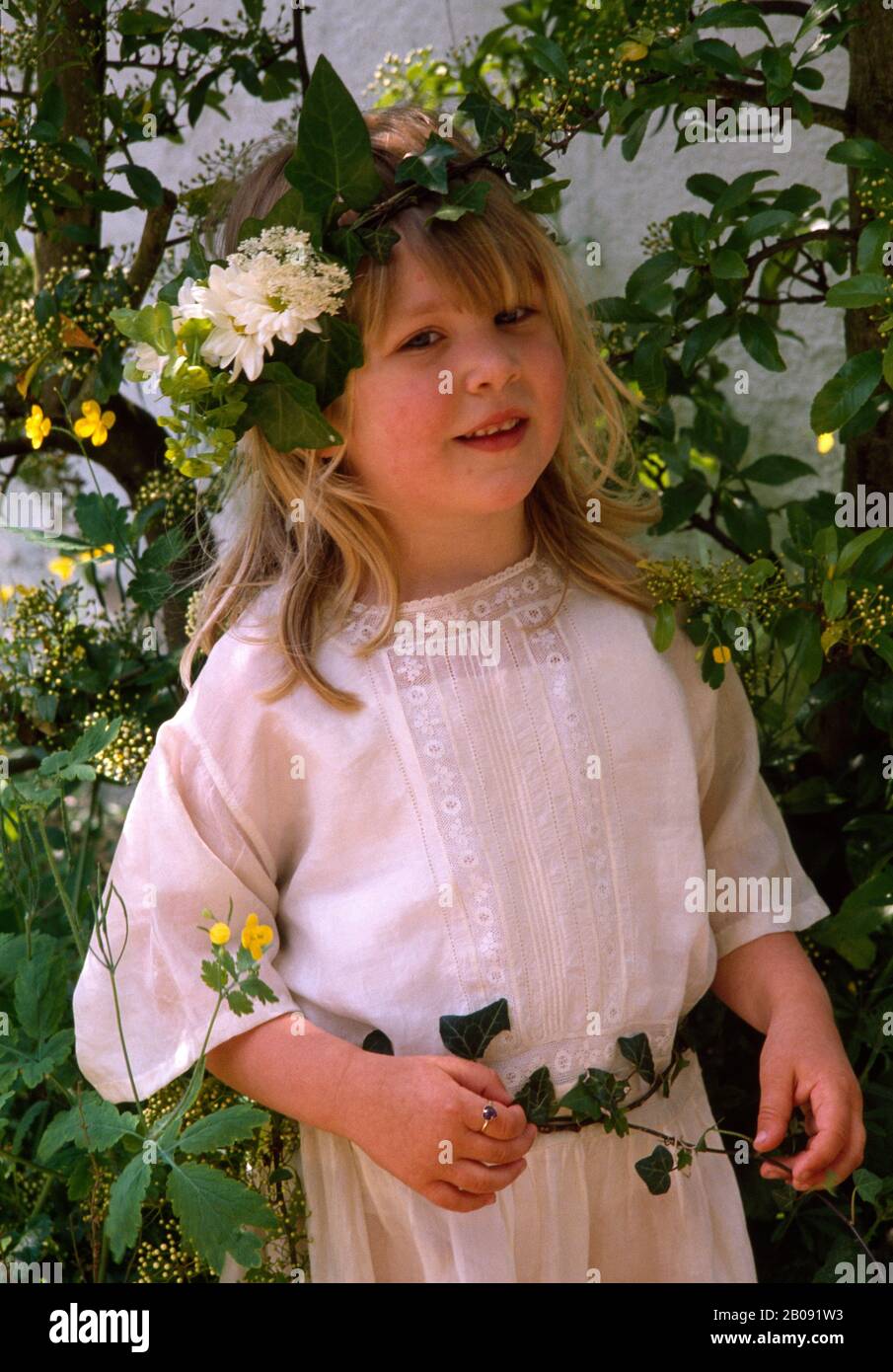 Giovane bridesmaid bionda con fiori in fascia vita andivy capelli Foto Stock