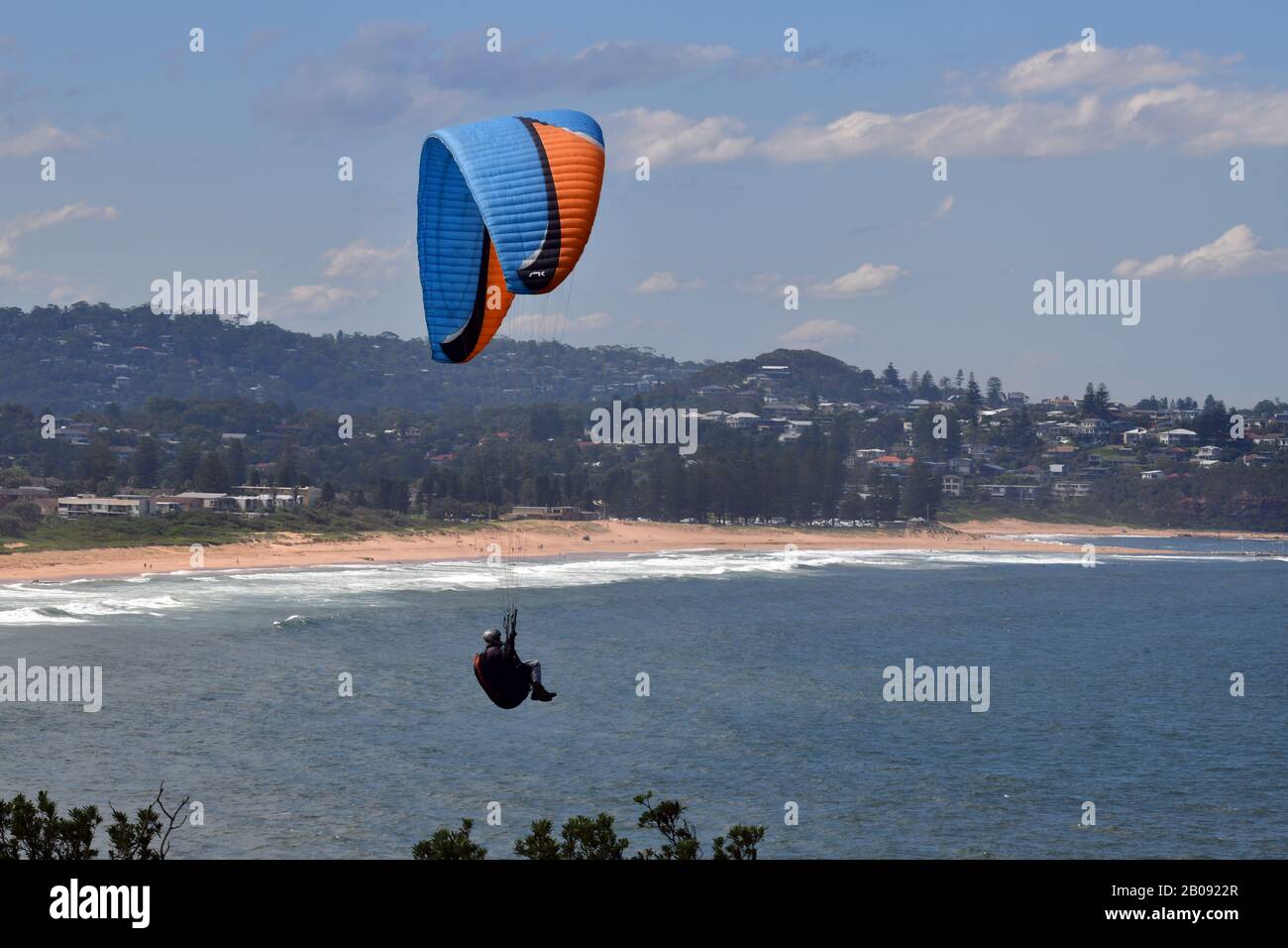 Parapendio vicino alla spiaggia di Mona vale a Sydney Foto Stock
