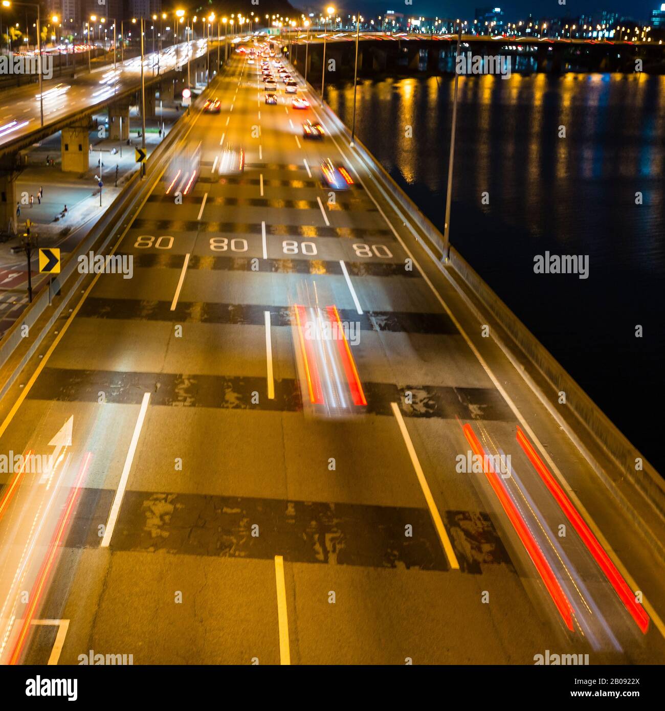 Motion Blur, autostrada Seoul di notte, vita notturna coreana. Colpo dal ponte, Corea del Sud Foto Stock
