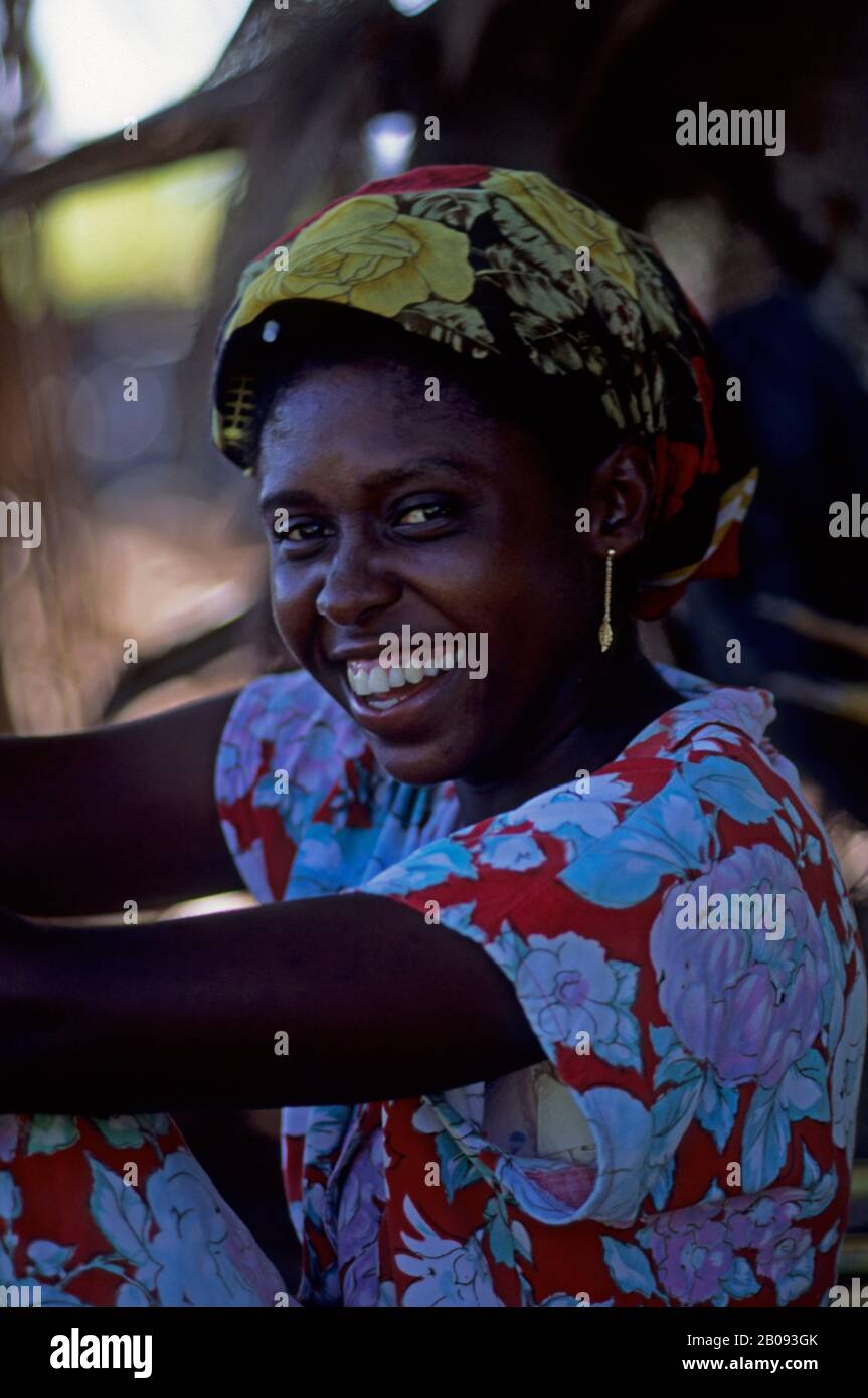SEYCHELLES, PORTRAI DI DONNA LOCALE CON GRANDE SORRISO Foto Stock