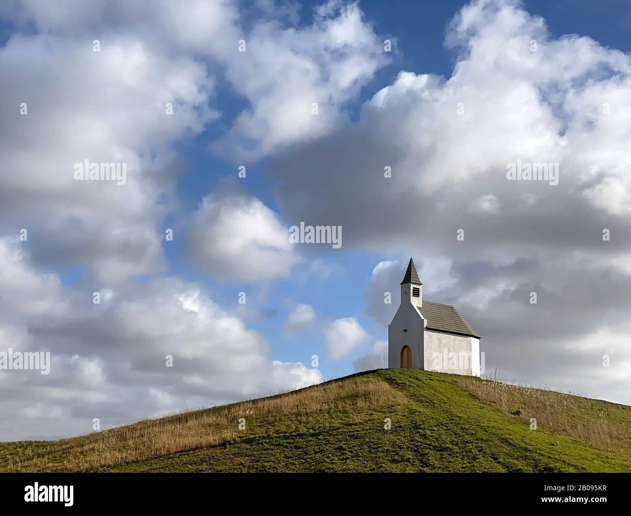 L'Aia, Paesi Bassi - Febbraio 19, 2019: La piccola cappella bianca chiesa sulla collina nei Paesi Bassi. Foto Stock