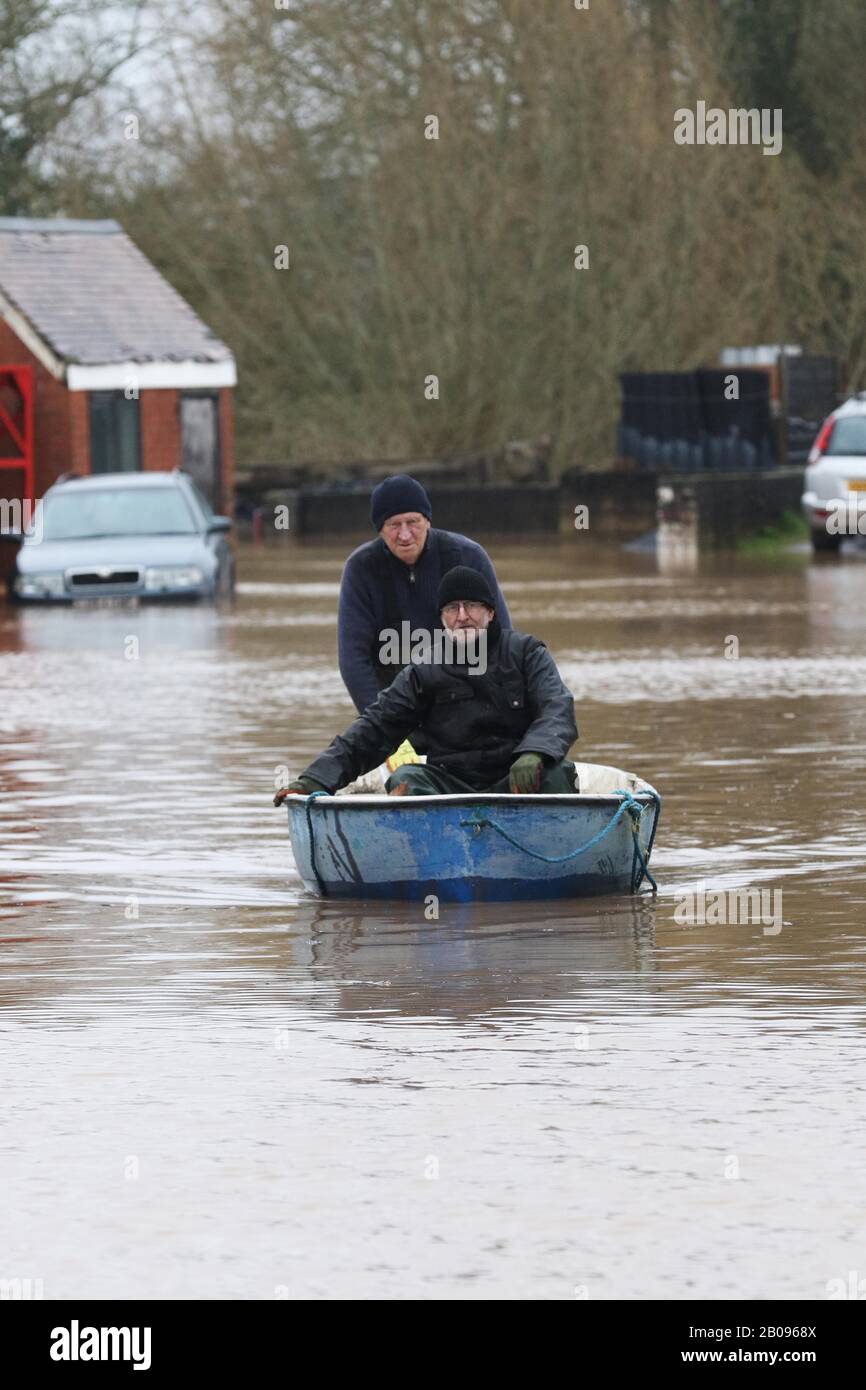 Inondazioni a Maisemore nel Gloucestershire rurale dopo la tempesta Dennis ha causato il fiume Severn a rompere le sue banche e inondare numerose comunità rurali in Foto Stock