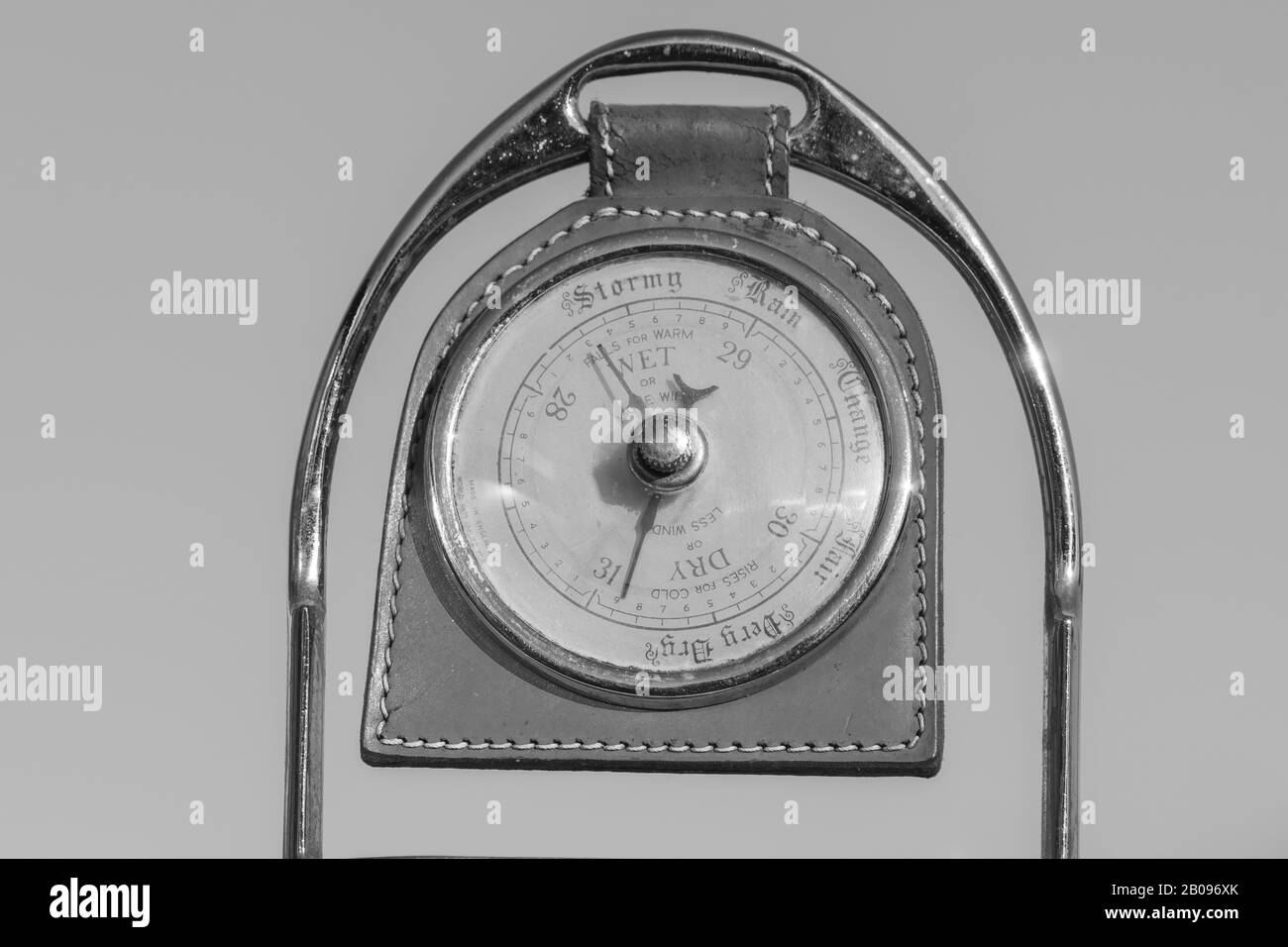 Primo piano di un barometro antico composto da una vecchia staffa di cavalli che indica alta pressione Foto Stock