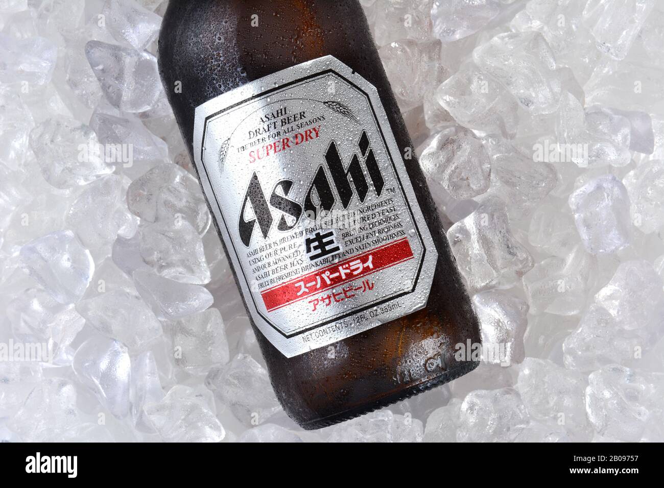 Irvine, CA - 11 GENNAIO 2015: Una bottiglia di birra secca Asahi Super Closeup su un letto di ghiaccio. Asahi fu fondata a Osaka, Giappone, nel 1889, come Osaka Beer C. Foto Stock Irvine, CA - 11 GENNAIO 2015: Una bottiglia di birra secca Asahi Super Closeup su un letto di ghiaccio. Asahi fu fondata a Osaka, Giappone, nel 1889, come Osaka Beer C. Foto Stock