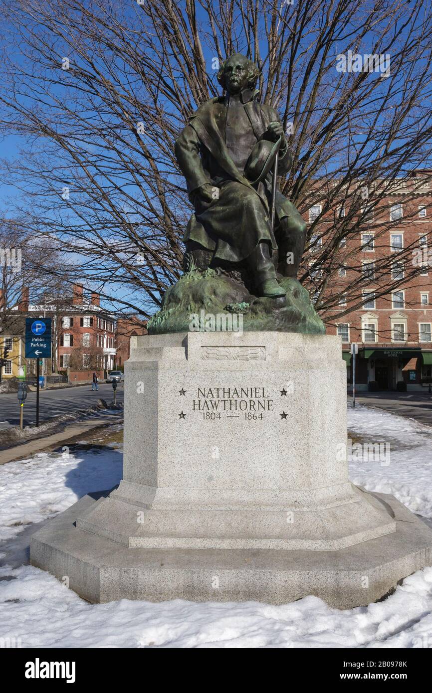 Nathaniel Hawthorne (1804-1864) statua a Salem, Massachusetts, Stati Uniti durante i mesi invernali. Nato a Salem, è conosciuto per la lettera a dello scarlatto Foto Stock