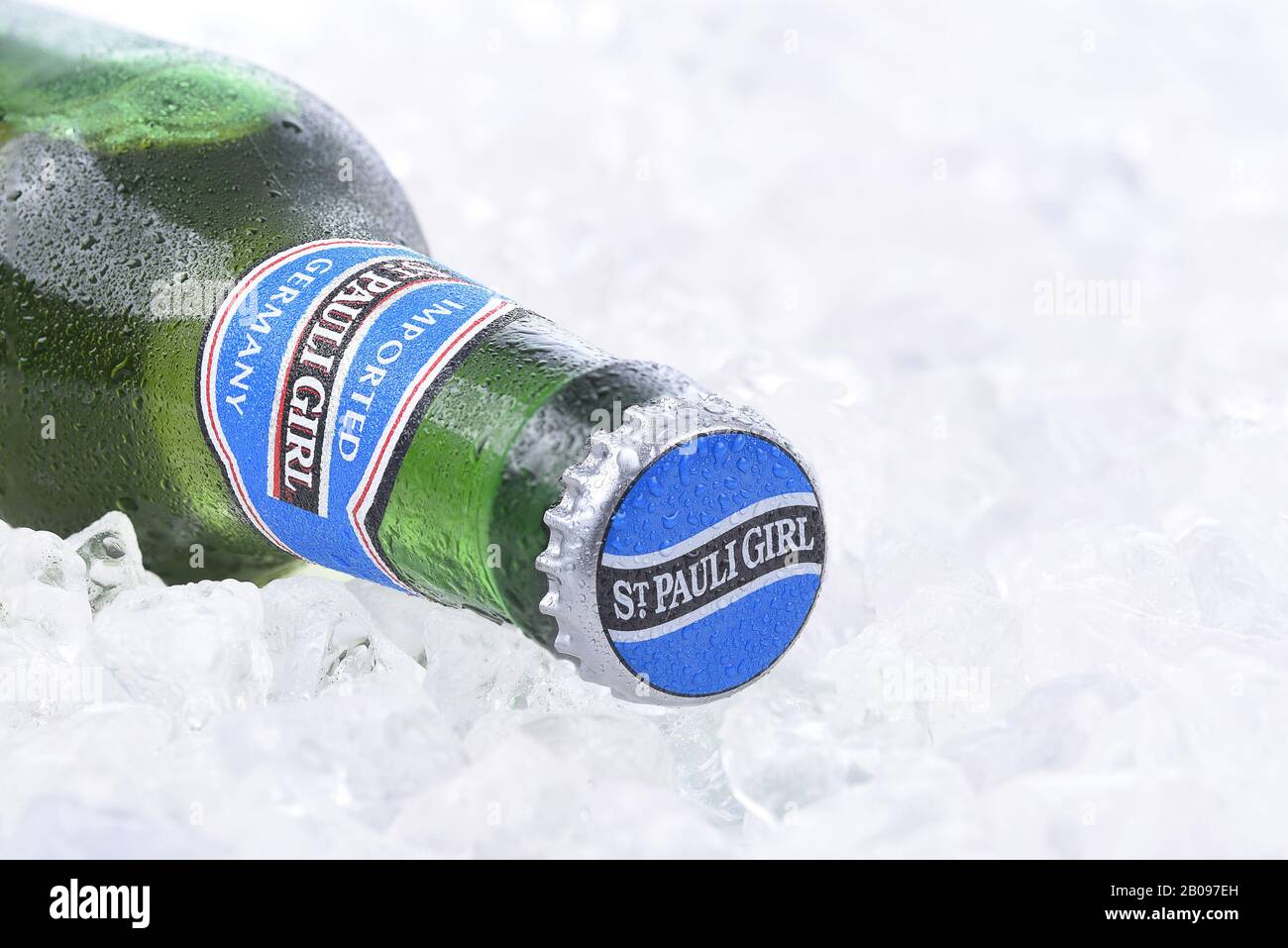 Irvine, California - 26 AGOSTO 2016: Una bottiglia di birra St. Pauli Girl su ghiaccio. Il marchio prende il suo nome dalla sua posizione originale, accanto al Monastero di San Paolo Foto Stock