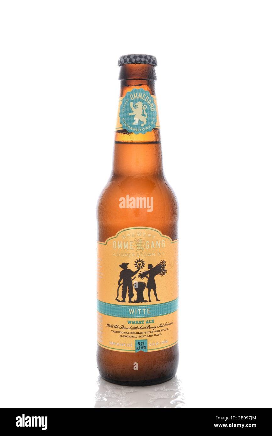 Irvine, California, 25 AGOSTO 2016: Una bottiglia di Ommegang Wheat Ale. Il Brewery Ommegang si trova vicino a Cooperstown, New York, specializzato in stile belga Foto Stock