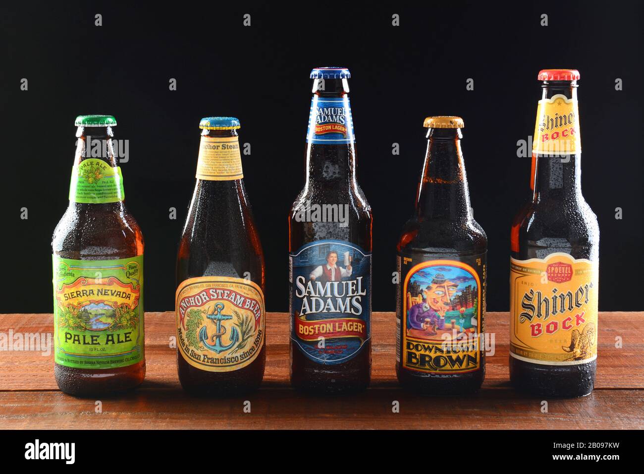 Irvine, CA - 18 GIUGNO 2015: Una varietà di marchi di birra nazionali. Cinque Marchi Tra Cui Samuel Adams, Anchor Steam, Sierra Nevada, Downtown Brow Foto Stock