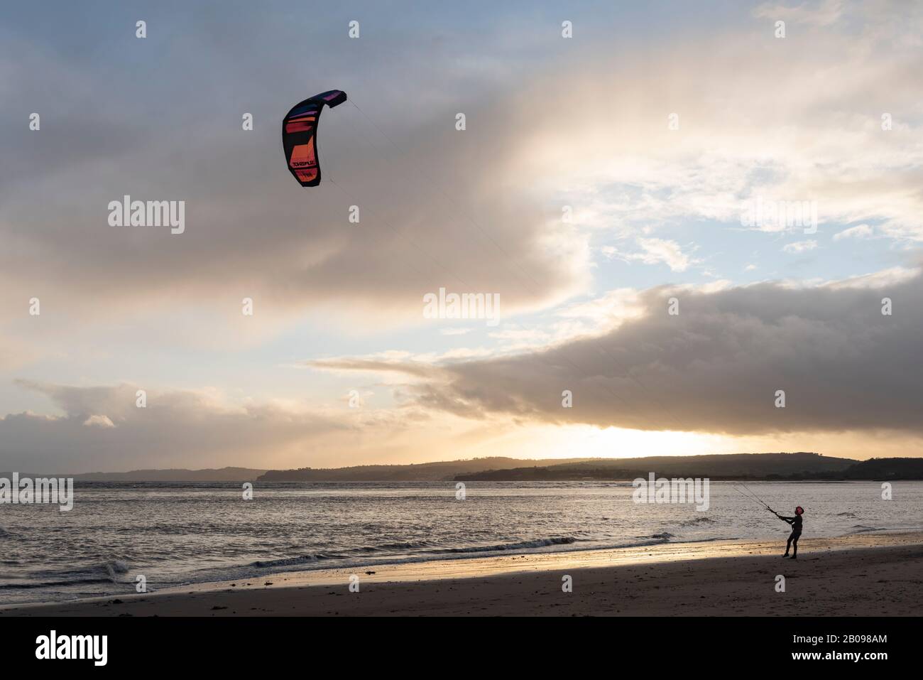 Kite Surfers sulla spiaggia a Exmouth Foto Stock