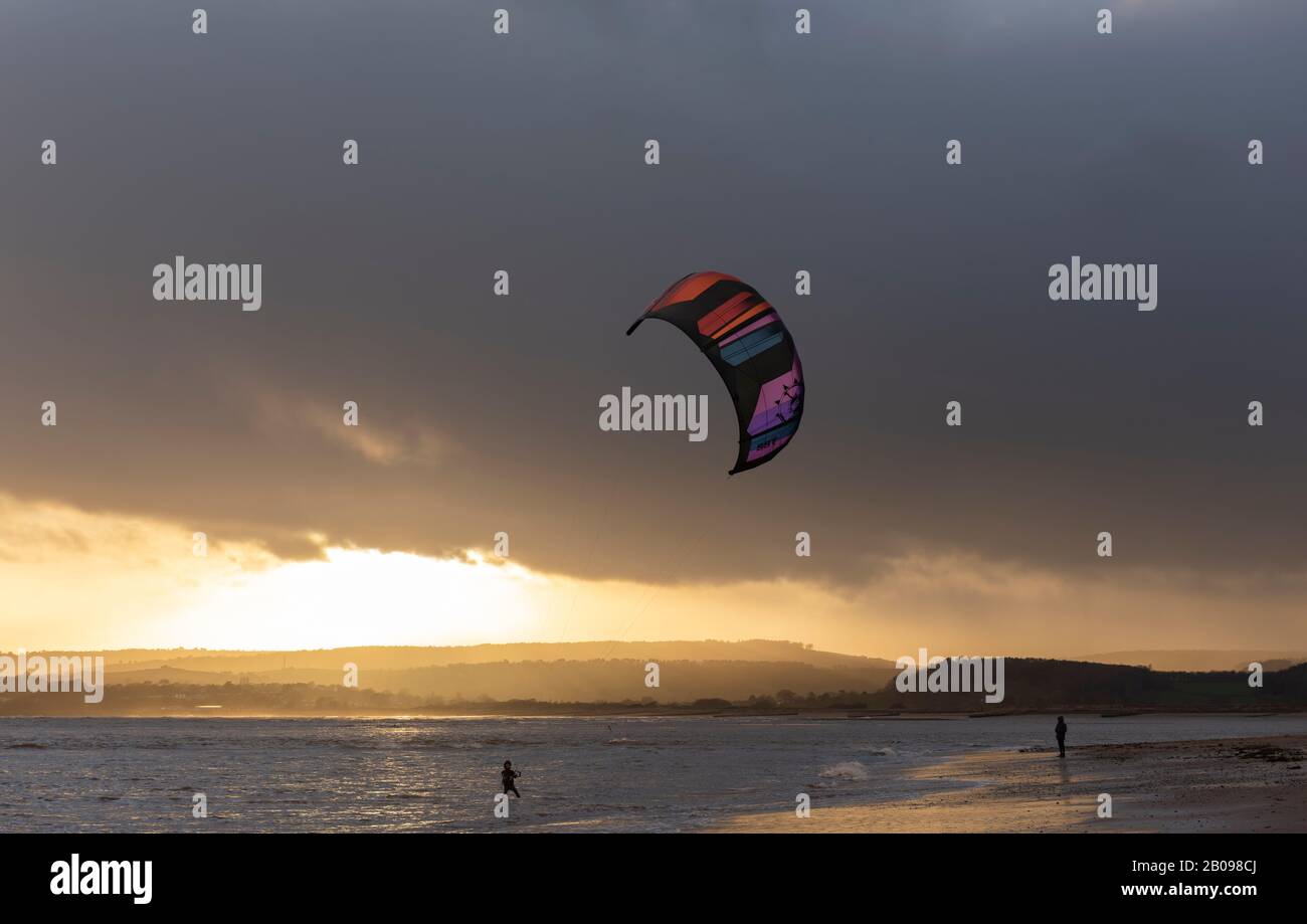 Kite Surfers sulla spiaggia a Exmouth Foto Stock
