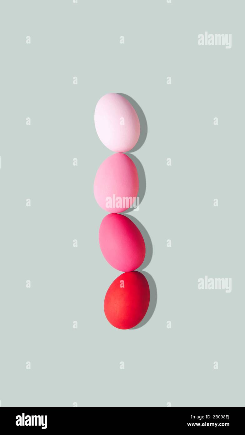 Uova dipinte su sfondo color pastello. Foto Stock