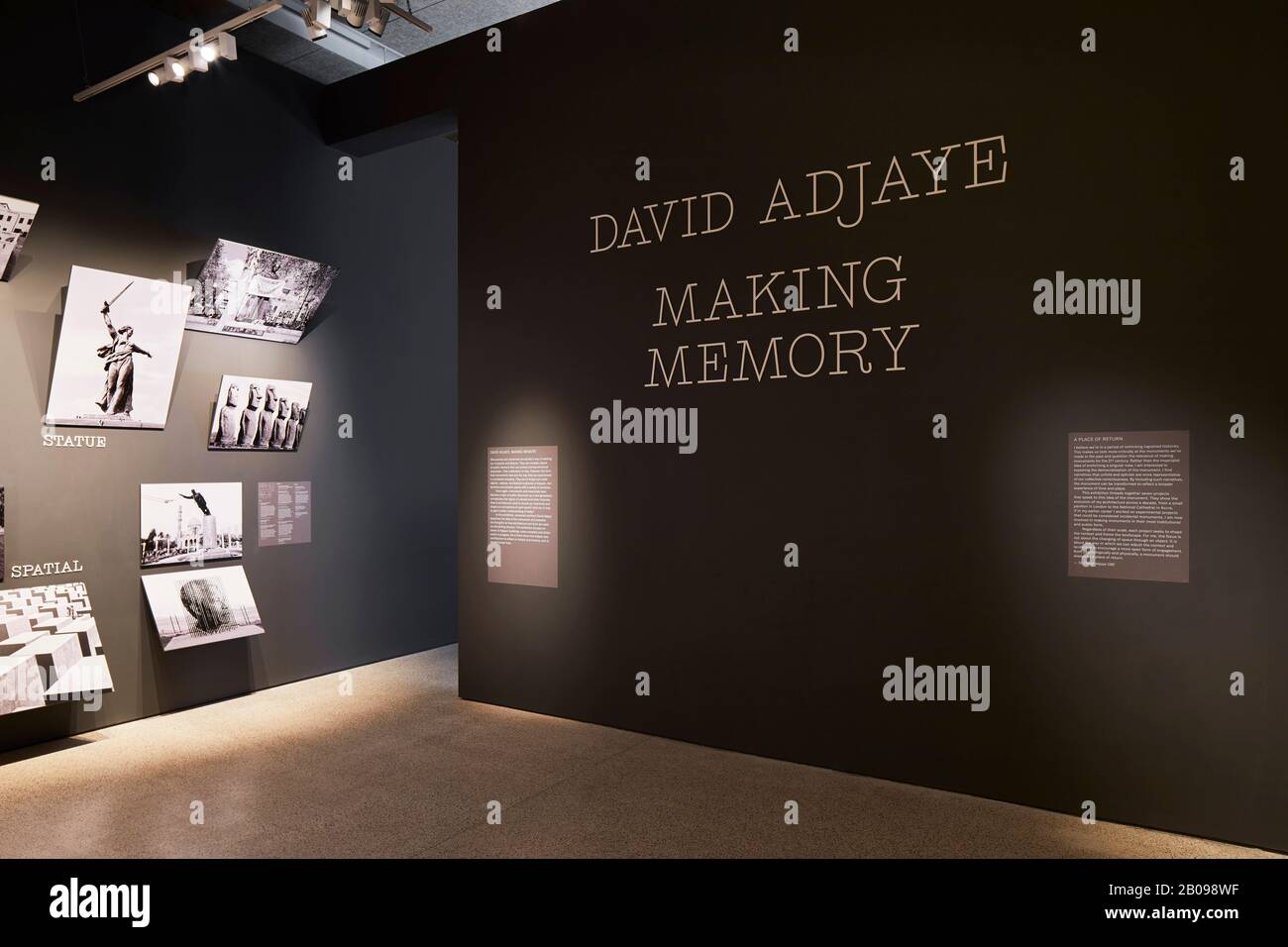 Sala espositiva. Making Memory Exhibition, Londra, Regno Unito. Architetto: Adjaye Associates , 2019. Foto Stock