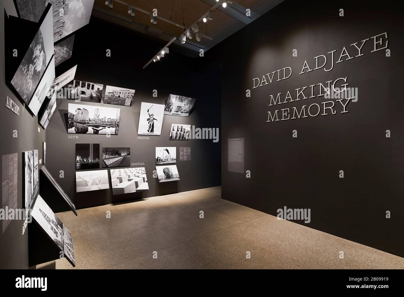 Sala espositiva. Making Memory Exhibition, Londra, Regno Unito. Architetto: Adjaye Associates , 2019. Foto Stock