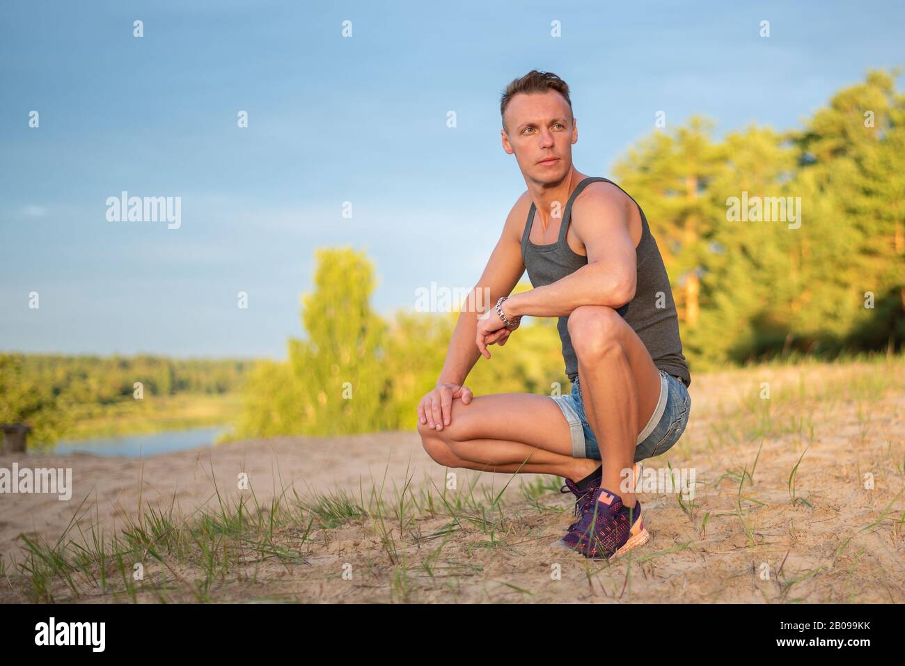 Un uomo guarda in profondità, in natura Foto Stock