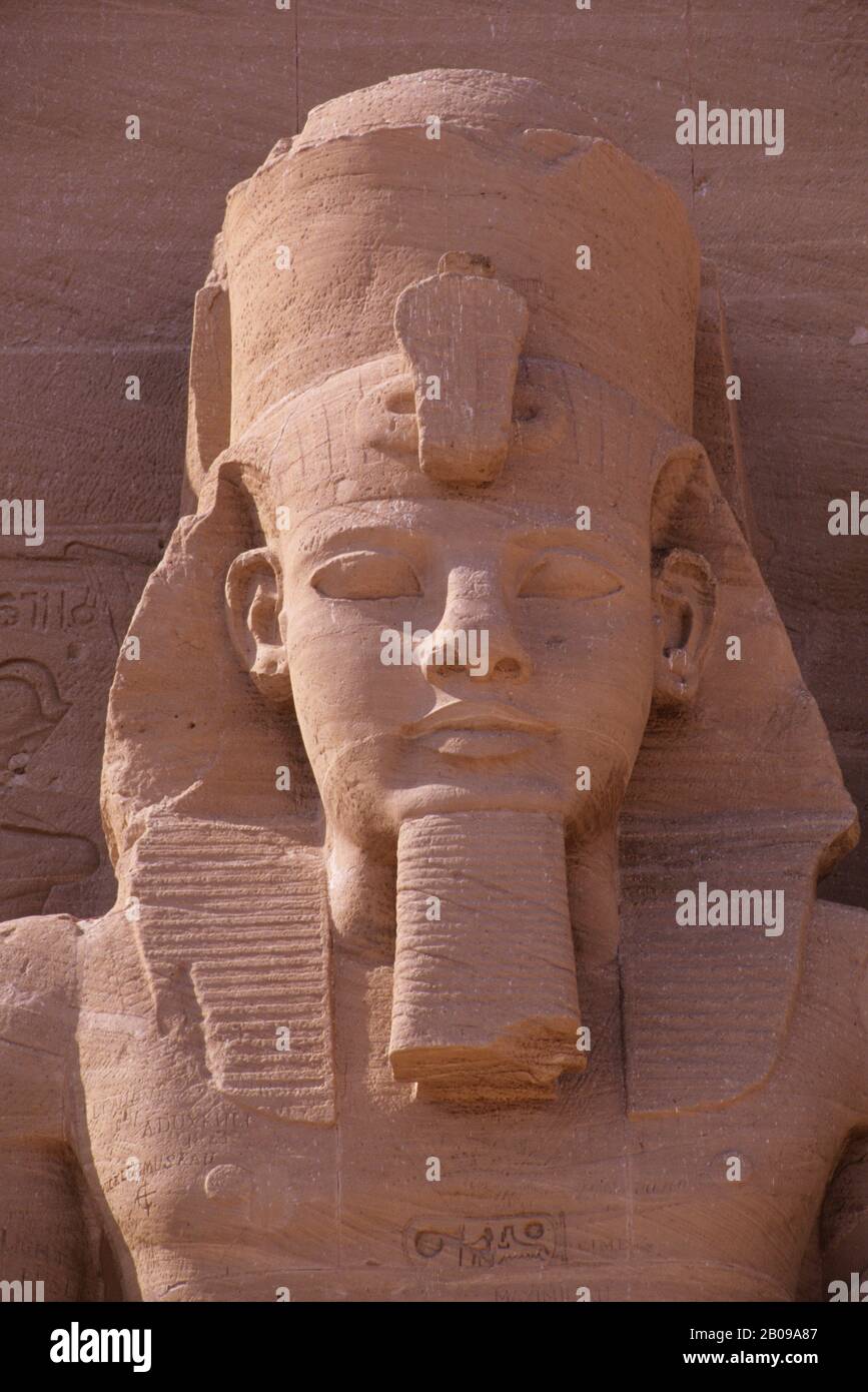 EGITTO, ABU SIMBEL, GRANDE TEMPIO DI ABU SIMBEL, STATUA DI RAMSES II, PRIMO PIANO Foto Stock