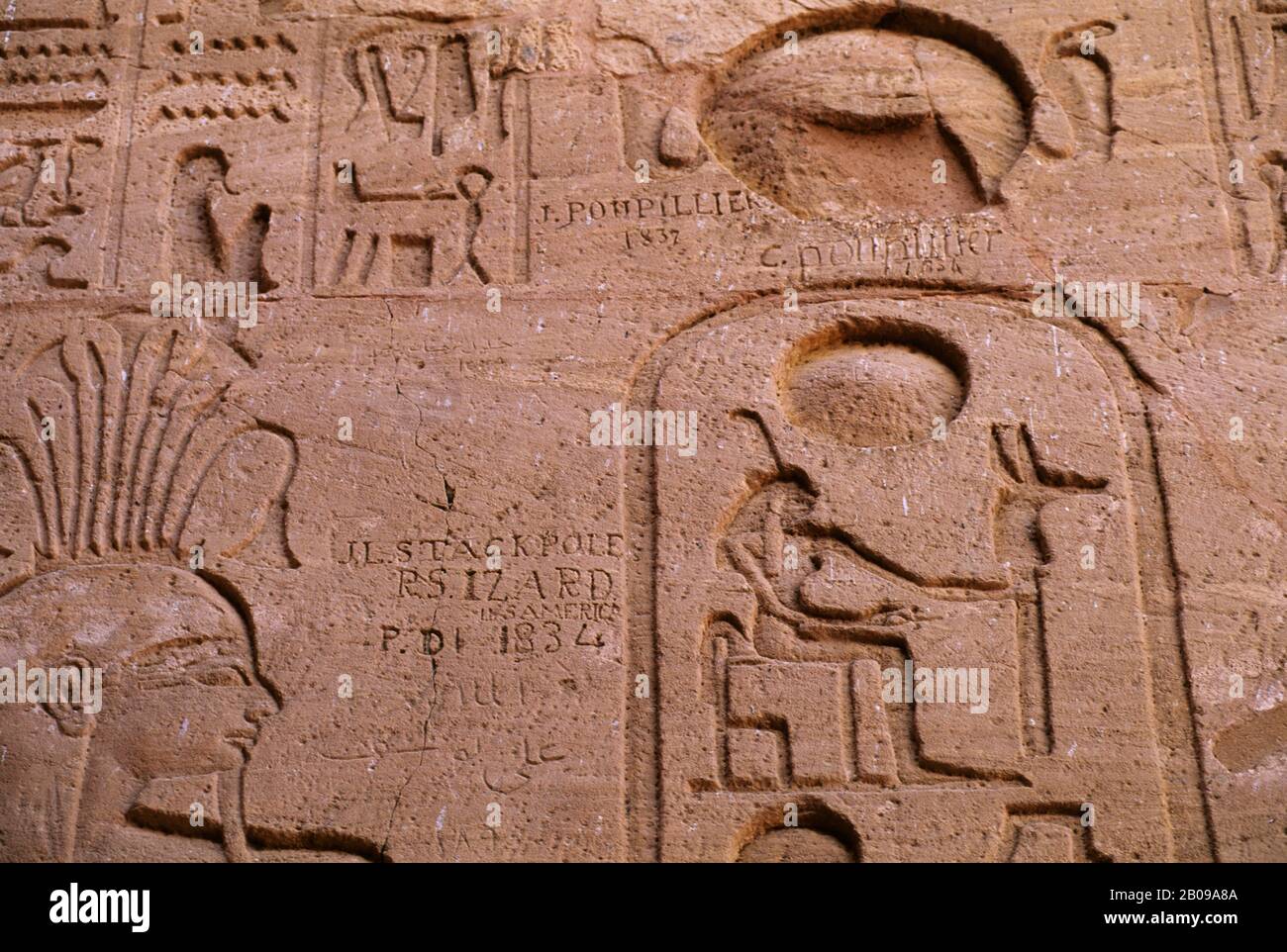 EGITTO, ABU SIMBEL, GRANDE TEMPIO DI ABU SIMBEL RILIEVO CARVING CON 19TH C. GRAFFITI E GEROGLIFO EGIZIANO Foto Stock