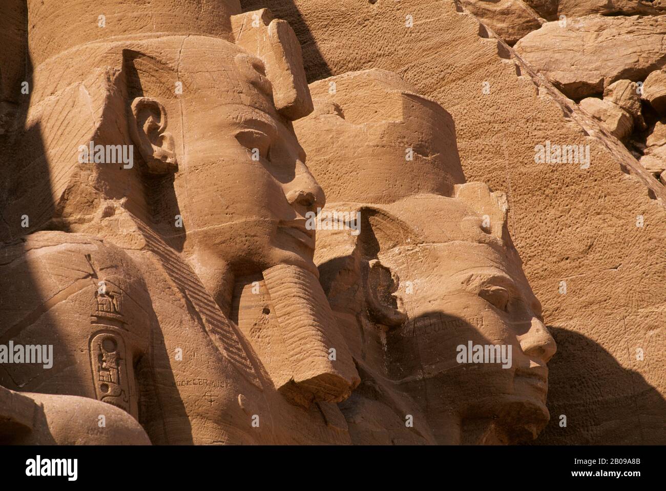 EGITTO, ABU SIMBEL, GRANDE TEMPIO DI ABU SIMBEL, VISTA LATERALE DELLE STATUE DI RAMSES II Foto Stock