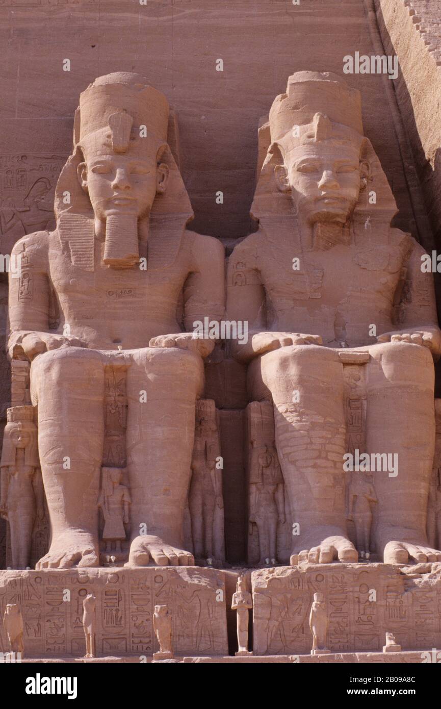 EGITTO, ABU SIMBEL, GRANDE TEMPIO DI ABU SIMBEL STATUE DI RAMSES II Foto Stock