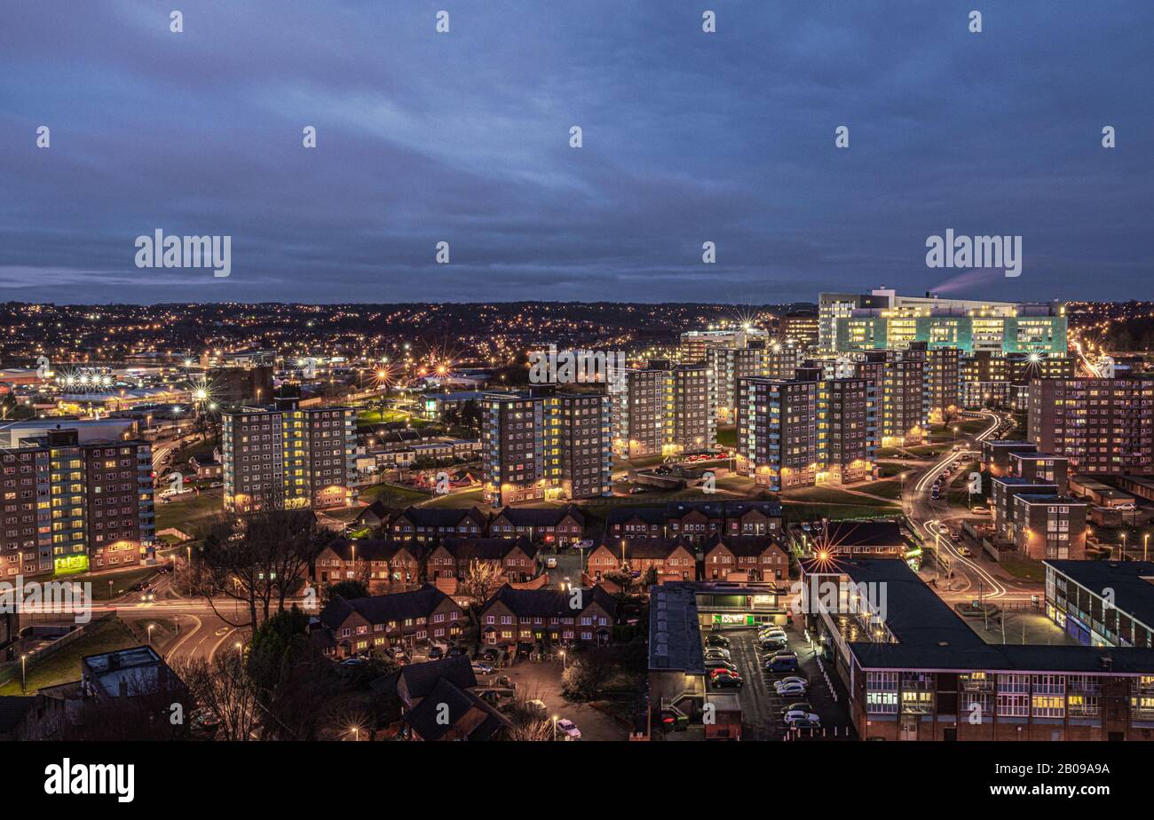 Notte girato sopra Lincoln Green Tower Blocks e St James's Hospital - Leeds Foto Stock