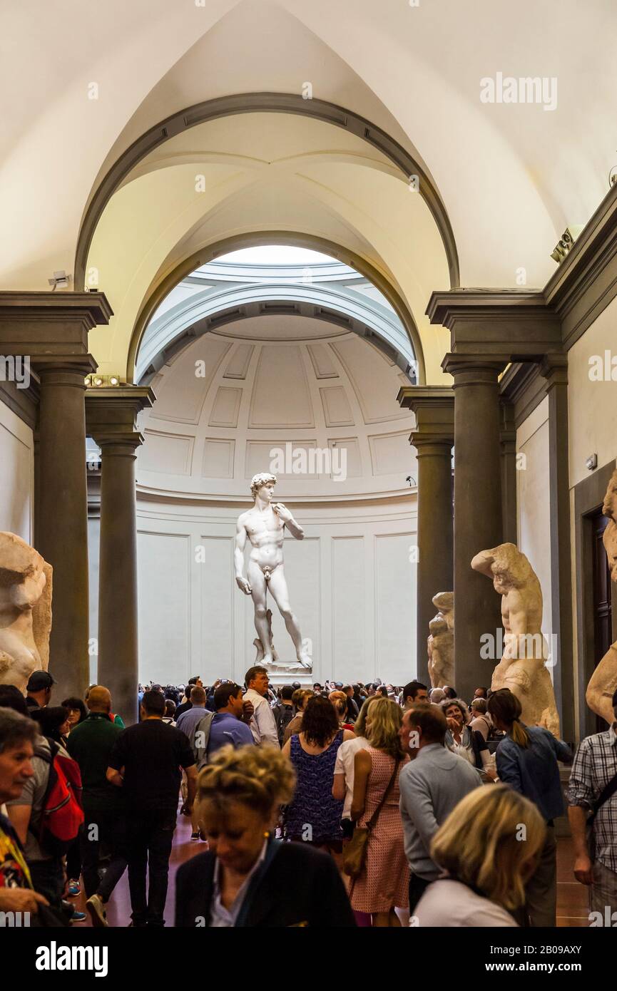 'Avid' di Michaelangelo. Una statua di marmo alta 14 piedi raffigurante l'eroe biblico, David. Questo capolavoro fu completato intorno al 1504. Foto Stock