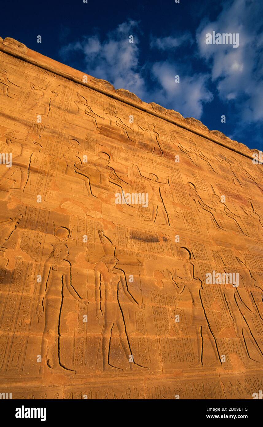 EGITTO, FIUME NILO, EDFU, TEMPIO DI HORUS, PARETE DEL TEMPIO CON SCULTURE IN RILIEVO Foto Stock
