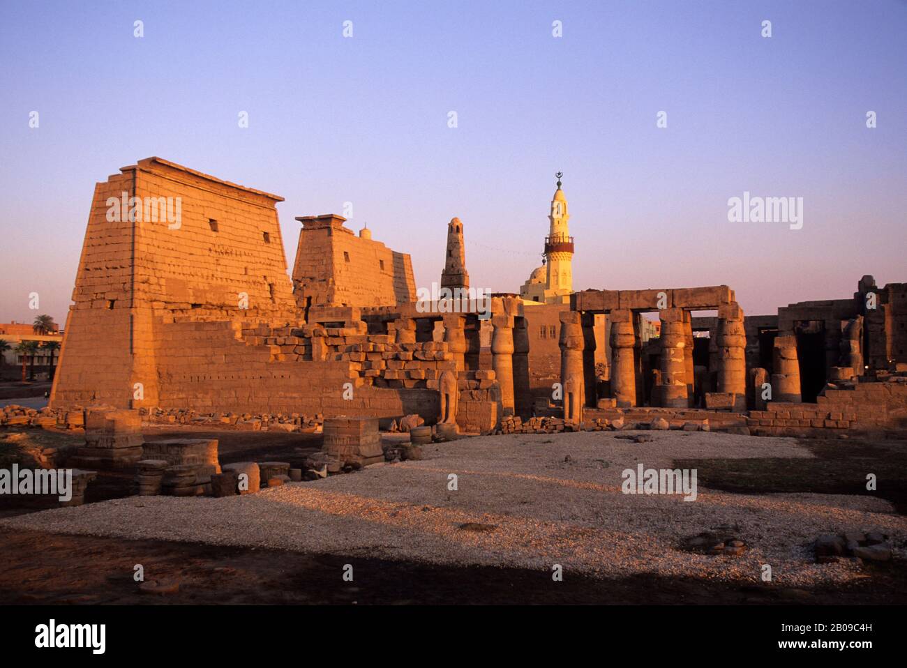 EGITTO, FIUME NILO, LUXOR, TEMPIO DI LUXOR Foto Stock