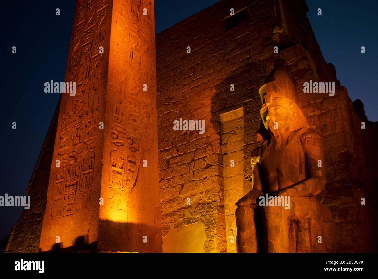 EGITTO, FIUME NILO, LUXOR, TEMPIO DI LUXOR, INGRESSO CON OBELISCO DI NOTTE Foto Stock