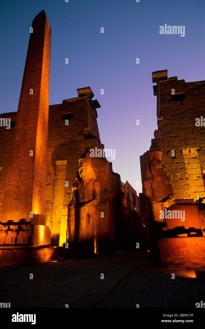 EGITTO, FIUME NILO, LUXOR, TEMPIO DI LUXOR, INGRESSO CON OBELISCO DI NOTTE Foto Stock