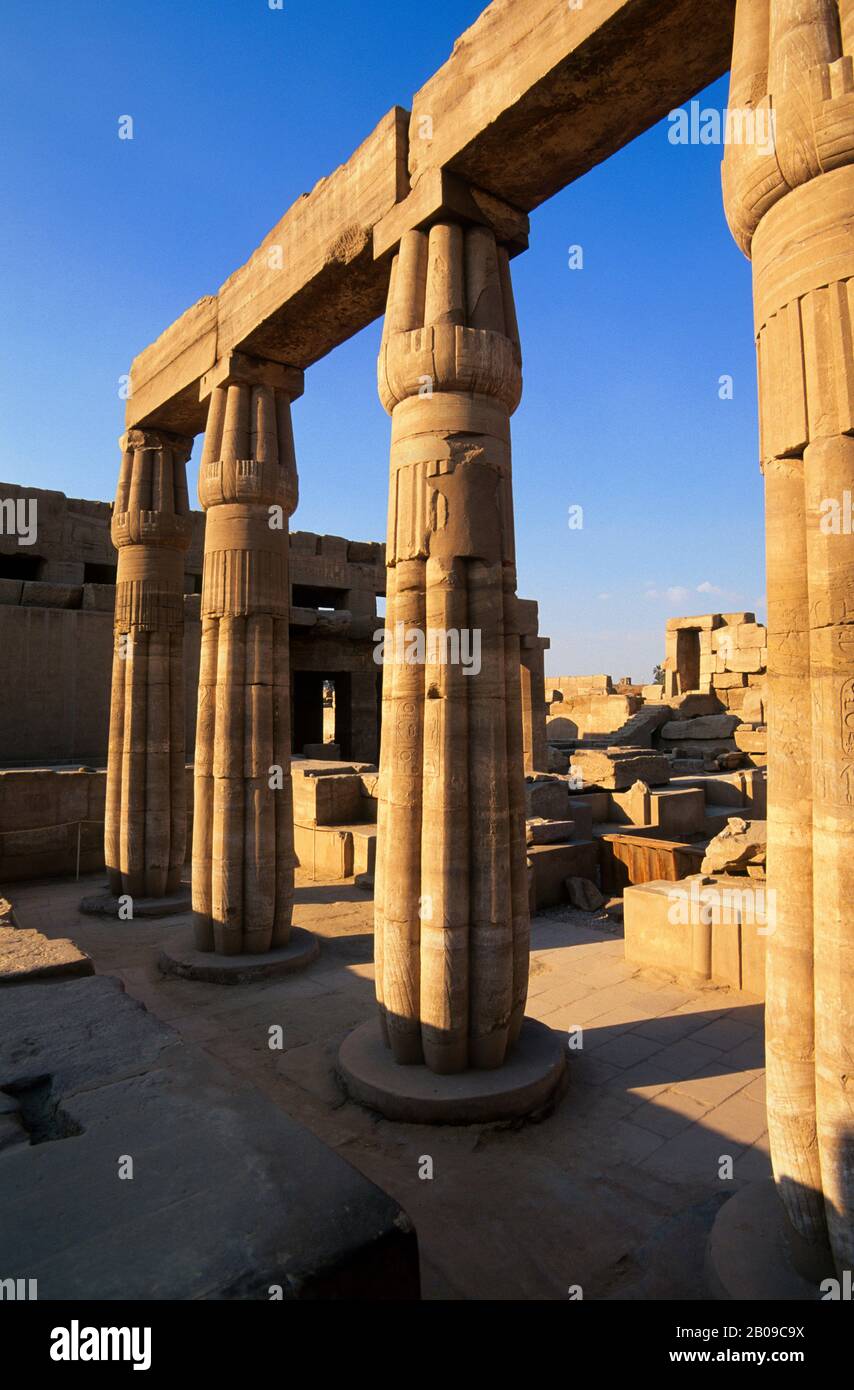 EGITTO, FIUME NILO, LUXOR, TEMPIO DI KARNAK, CORTILE DEL REGNO DI MEZZO, COLONNE Foto Stock