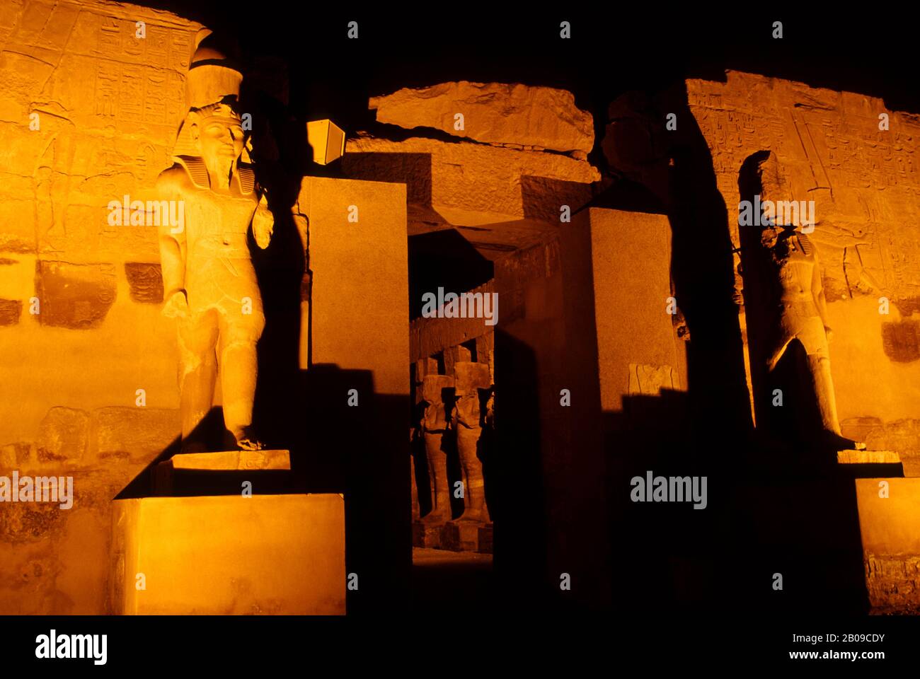 EGITTO, FIUME NILO, LUXOR, TEMPIO DI KARNAK, DI NOTTE Foto Stock