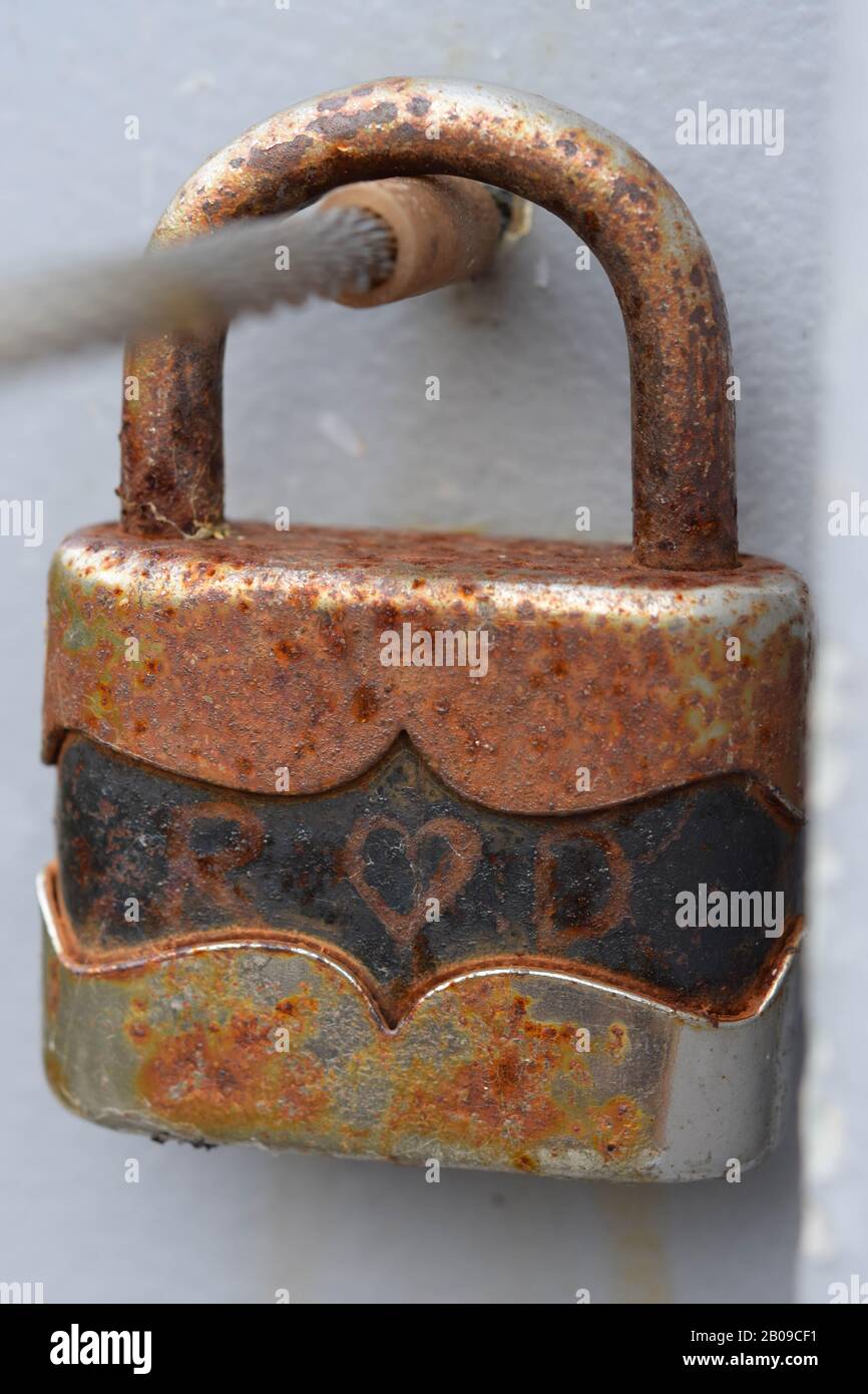 Lucchetti singoli, arrugginiti, iniziale R e D. Foto Stock