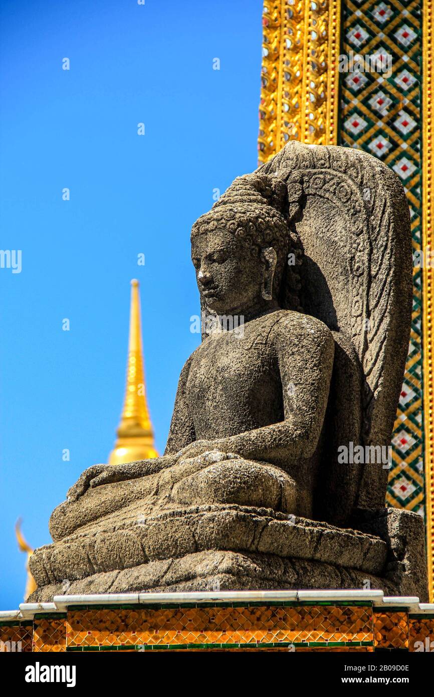 Statua del Buddha in un tempio di bangkok, thailandia Foto Stock