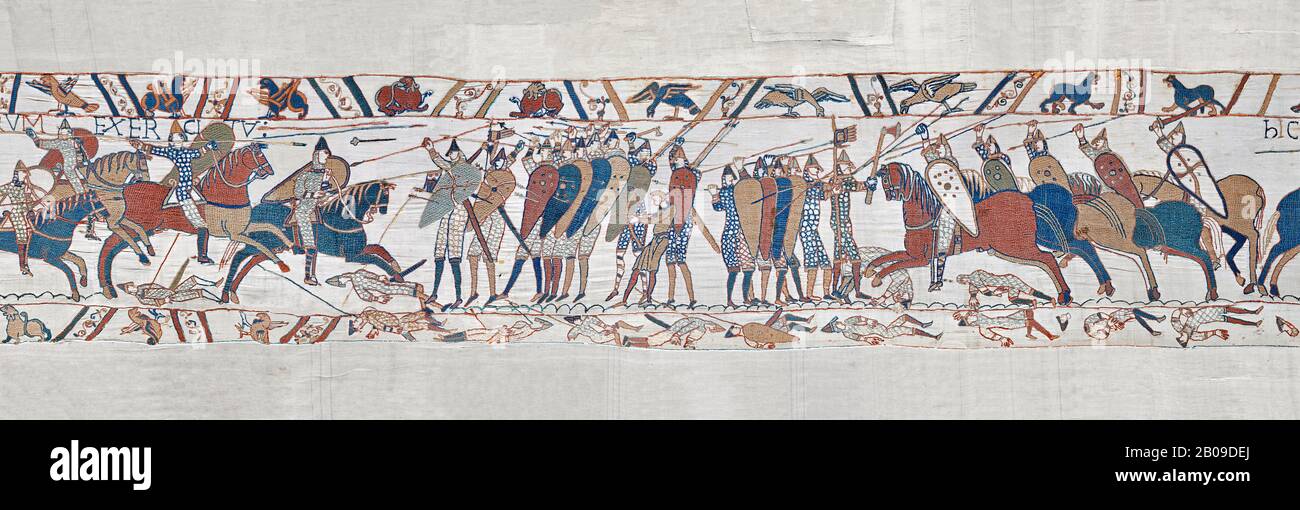 Bayeux Arazzo scena 51c: La cavalleria normanna carica i soldati sassoni piede. BYX51c Foto Stock