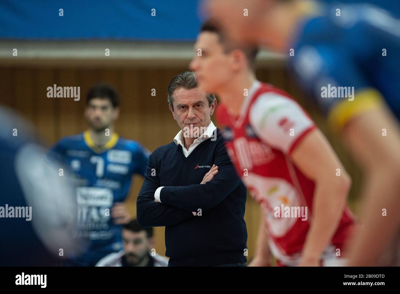 Il capo allenatore del Trentino Angelo Lorenzetti guarda il campionato di pallavolo League, 6th round, gruppo A match VK Jihostroj Ceske Budejovice vs Trentino Itas, disputato a Ceske Budejovice, Repubblica Ceca, mercoledì 19 febbraio 2020. (Foto Ctk/Ballerino Vaclav) Foto Stock