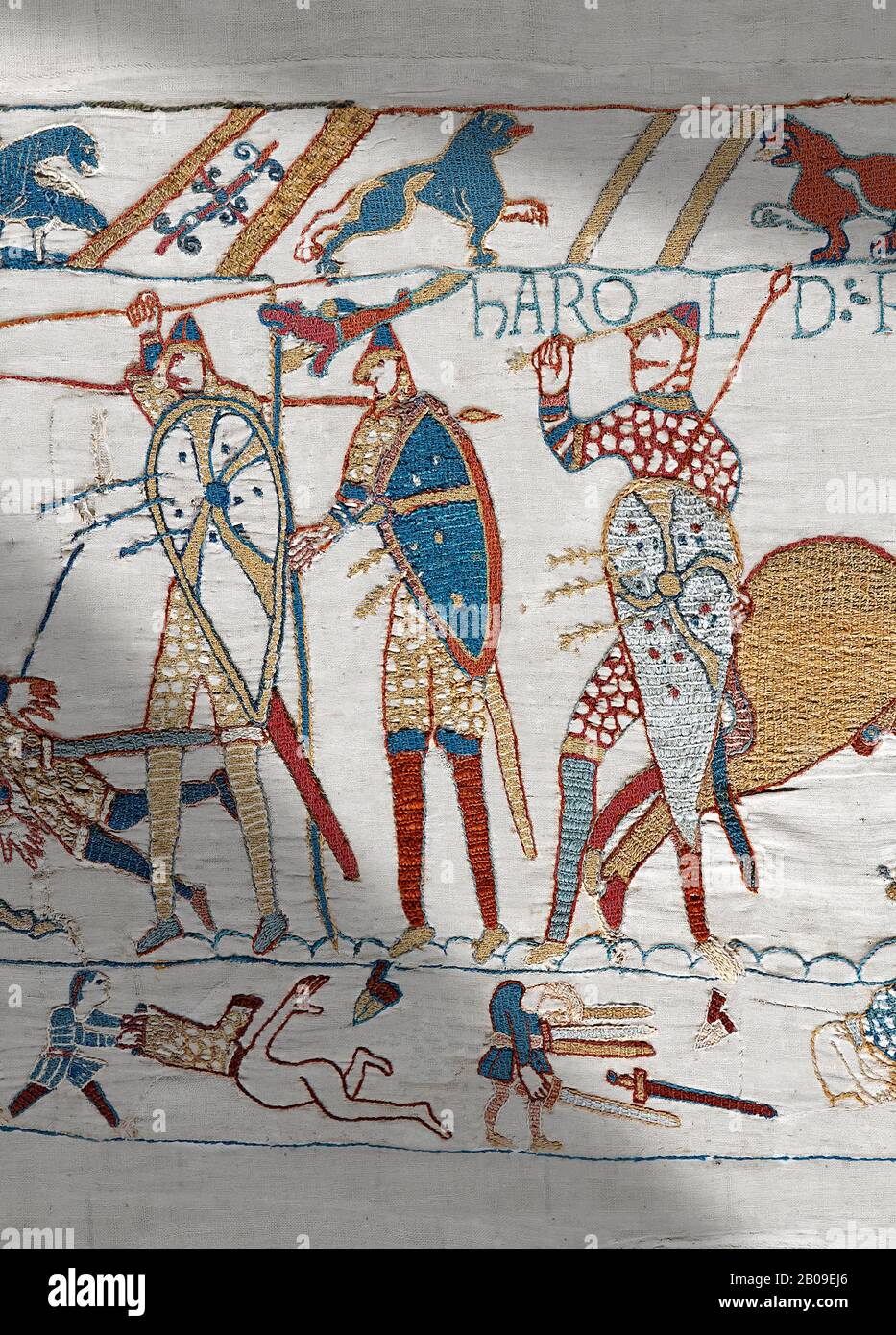 Bayeux Tapestry scena 57: Re Harold è ucciso da una freccia nel suo occhio, mentre perde la battaglia di Hastings. Foto Stock