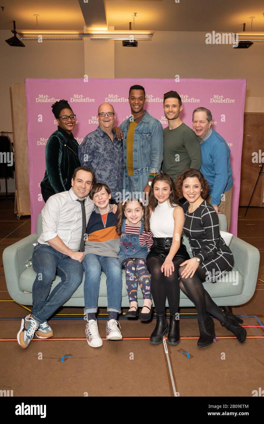 New York, New York, Stati Uniti. 19th Feb, 2020. (Prima fila L-R), Rob McClure, Jake Ryan Flynn, Avery Sell, Analise Scarpaci, Jenn Gambatese (prima fila L-R), Charity Angel Dawson, Brad Oscar, J. Harrison Ghee, Mark Evans, Peter Bartlett Photo Call for MRS. Incontro e Saluto con il team Cast and Creative, New 42nd Street Studios, New York, NY 19 febbraio 2020. Foto Di: Jason Smith/Everett Collection Credit: Everett Collection Inc/Alamy Live News Foto Stock