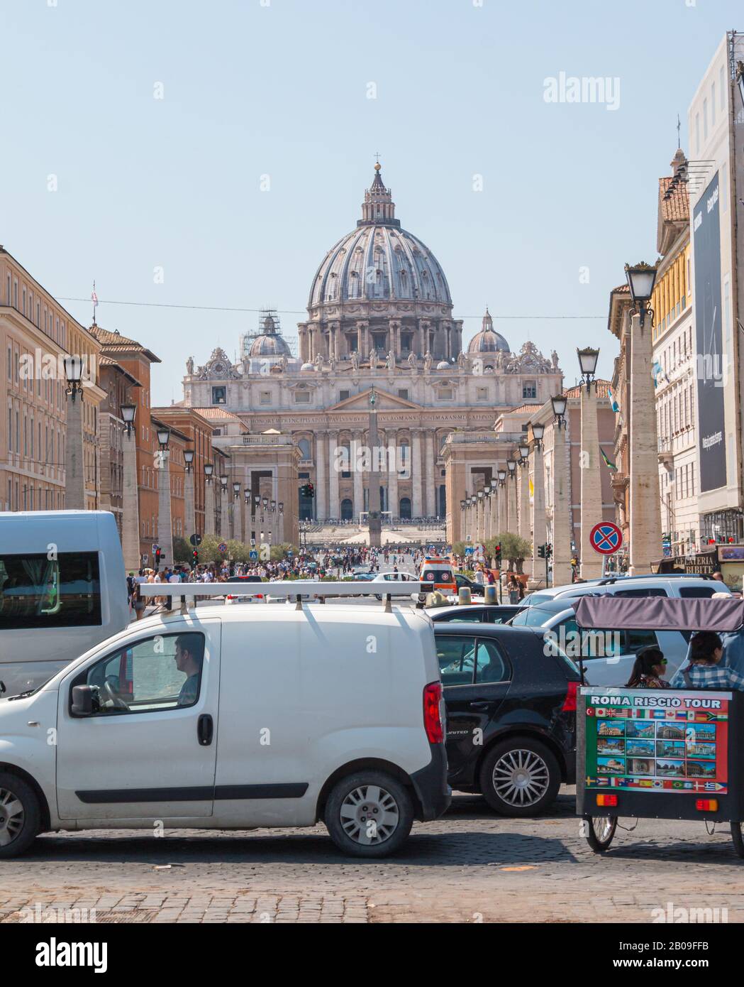 Congestione in Roma Italia sulla strada per la Basilica di San Pietro Foto Stock