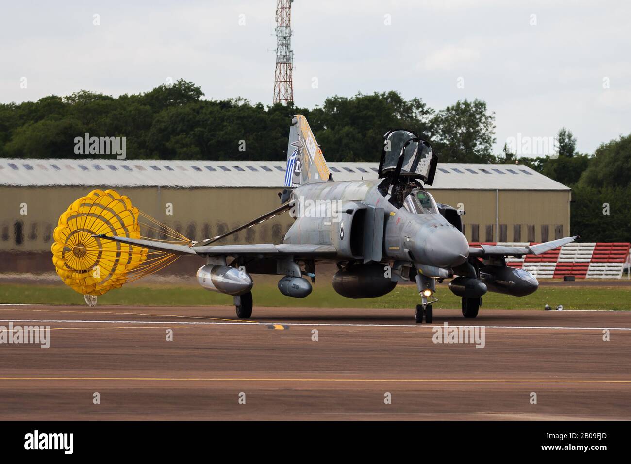 F-4E Phantom subito dopo l'atterraggio al RAF Fairford Gloustershire, Regno Unito. Pronto per il RIAT 2017. 338 mq dell'Aeronautica ellenica. Foto Stock