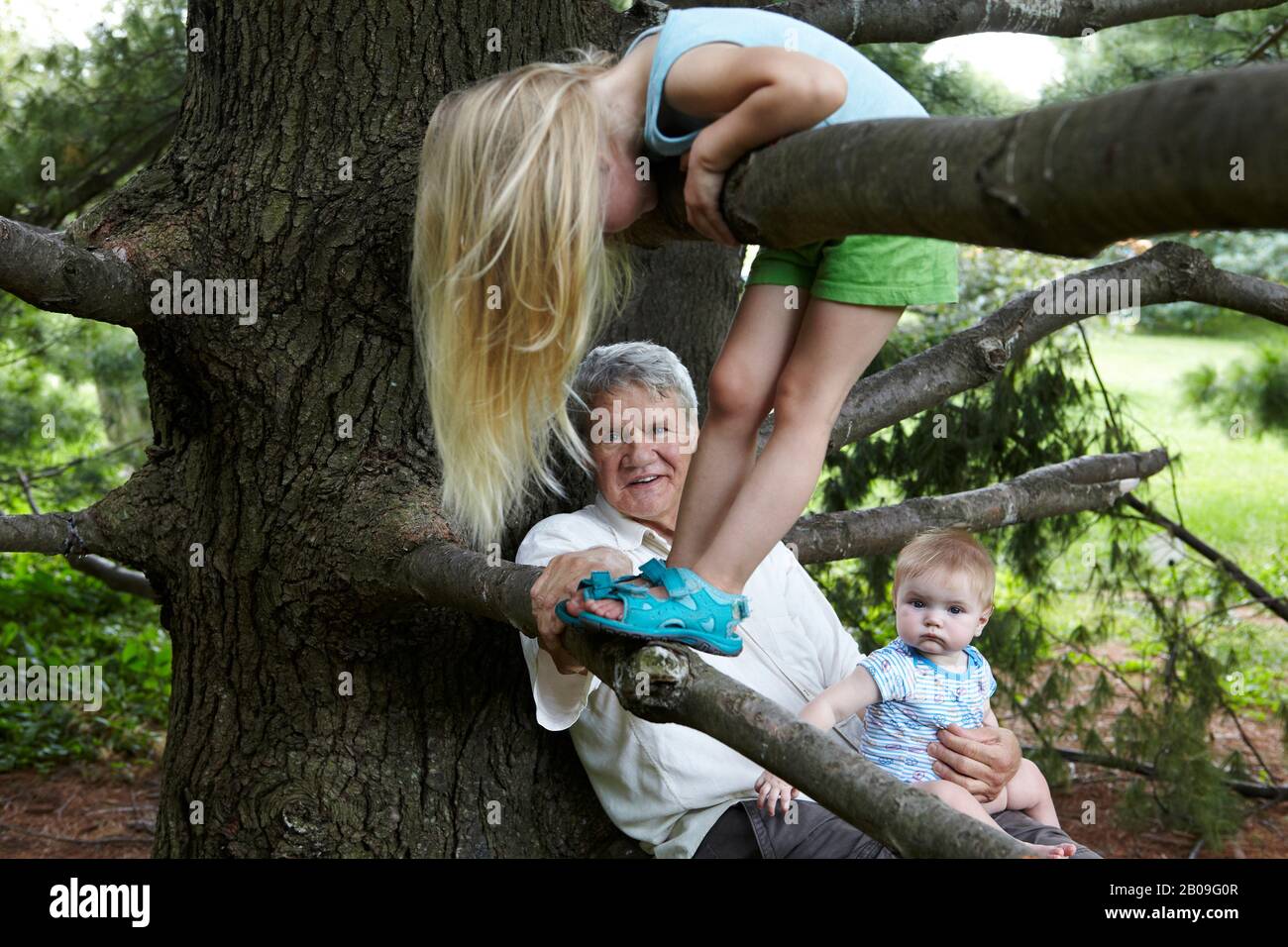Grande padre e grandi bambini che giocano nel Parco Foto Stock