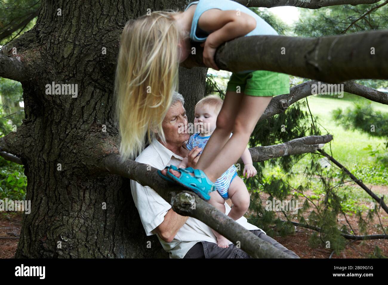 Grande padre e grandi bambini che giocano nel Parco Foto Stock