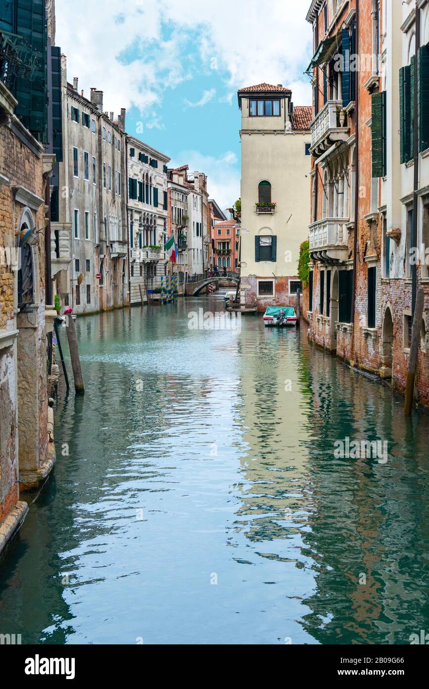 Venezia, Italia - Ott 01, 2018: pittoresca vista di Venezia con il famoso canale d'acqua e case colorate. Splendida mattinata di scena in Italia, l'Europa. Foto Stock