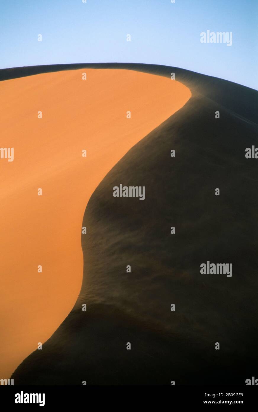 NAMIBIA, PARCO NAZIONALE NAMIB-NAUKLUFT, SOSSUSVLEI, DUNE DI SABBIA CON VENTO SOFFIATO Foto Stock