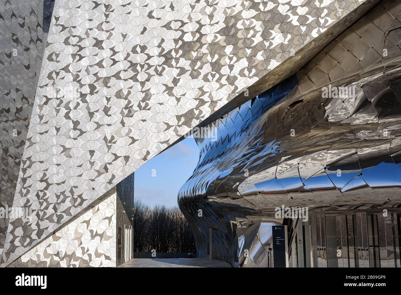 Architettura del 'Philharmonie de Paris', un'istituzione culturale situato nel Parc de la Villette, 19th arrondissement, Parigi, FRANCIA. Foto Stock