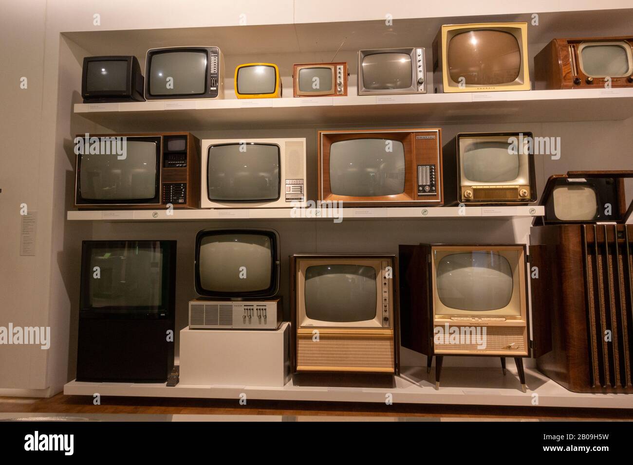 Televisioni d'epoca nel Museo delle Comunicazioni (parte del Museo dei Trasporti di Norimberga), Norimberga, Germania. Foto Stock